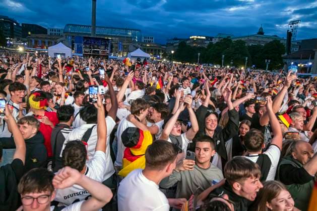 Public Viewing in Stuttgart. Deutschland - Schottland 5:1. 25.000 Menschen feiern auf der Fanmeile am Schlossplatz die deutsche Fußball Nationalmannschaft. Motto zur UEFA EURO 2024: Die ganze Stadt ein Stadion. 14.06.2024: Stuttgart, Baden-Württemberg, Deutschland, Europa