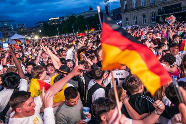 Public Viewing in Stuttgart. Deutschland - Schottland 5:1. 25.000 Menschen feiern auf der Fanmeile am Schlossplatz die deutsche Fußball Nationalmannschaft. Motto zur UEFA EURO 2024: Die ganze Stadt ein Stadion. 14.06.2024: Stuttgart, Baden-Württemberg, Deutschland, Europa