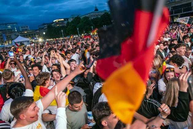 Public Viewing in Stuttgart. Deutschland - Schottland 5:1. 25.000 Menschen feiern auf der Fanmeile am Schlossplatz die deutsche Fußball Nationalmannschaft. Motto zur UEFA EURO 2024: Die ganze Stadt ein Stadion. 14.06.2024: Stuttgart, Baden-Württemberg, Deutschland, Europa