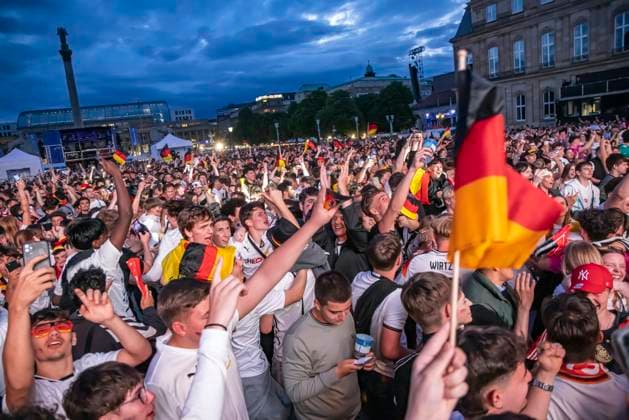 Public Viewing in Stuttgart. Deutschland - Schottland 5:1. 25.000 Menschen feiern auf der Fanmeile am Schlossplatz die deutsche Fußball Nationalmannschaft. Motto zur UEFA EURO 2024: Die ganze Stadt ein Stadion. 14.06.2024: Stuttgart, Baden-Württemberg, Deutschland, Europa