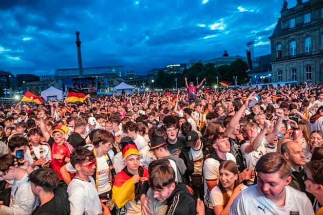 Public Viewing in Stuttgart. Deutschland - Schottland 5:1. 25.000 Menschen feiern auf der Fanmeile am Schlossplatz die deutsche Fußball Nationalmannschaft. Motto zur UEFA EURO 2024: Die ganze Stadt ein Stadion. 14.06.2024: Stuttgart, Baden-Württemberg, Deutschland, Europa