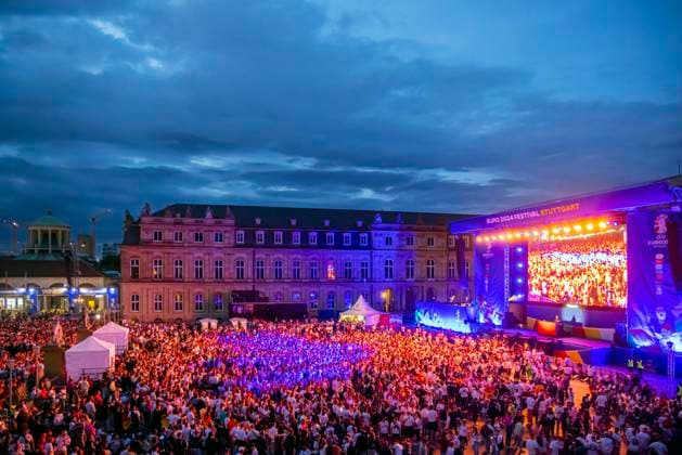 Public Viewing in Stuttgart. Deutschland - Schottland 5:1. 25.000 Menschen feiern auf der Fanmeile am Schlossplatz die deutsche Fußball Nationalmannschaft. Motto zur UEFA EURO 2024: Die ganze Stadt ein Stadion. 14.06.2024: Stuttgart, Baden-Württemberg, Deutschland, Europa