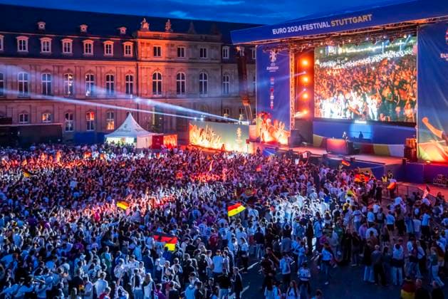 Public Viewing in Stuttgart. Deutschland - Schottland 5:1. 25.000 Menschen feiern auf der Fanmeile am Schlossplatz die deutsche Fußball Nationalmannschaft. Motto zur UEFA EURO 2024: Die ganze Stadt ein Stadion. 14.06.2024: Stuttgart, Baden-Württemberg, Deutschland, Europa