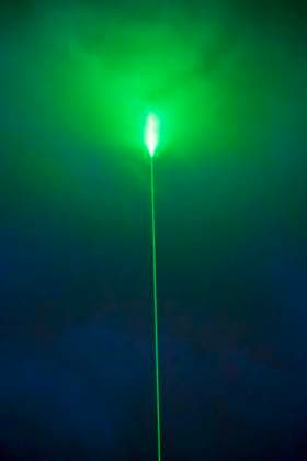 Grüner Laserstrahl am Nachthimmel über München, in der Halbzeitpause des EM Eröffnungsspiels Deutschland-Schottland, 14. Juni 2024 Deutschland, München, 14. Juni 2024, grüner Laserstrahl am Nachthimmel über München, Werbeaktion von Aston Martin in der Halbzeitpause des EM Eröffnungsspiels Deutschland gegen Schottland um 21:45h, Fußball-Europameisterschaft, Fußball, Sport,