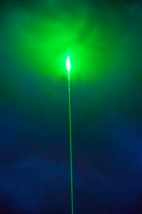 Grüner Laserstrahl am Nachthimmel über München, in der Halbzeitpause des EM Eröffnungsspiels Deutschland-Schottland, 14. Juni 2024 Deutschland, München, 14. Juni 2024, grüner Laserstrahl am Nachthimmel über München, Werbeaktion von Aston Martin in der Halbzeitpause des EM Eröffnungsspiels Deutschland gegen Schottland um 21:45h, Fußball-Europameisterschaft, Fußball, Sport,