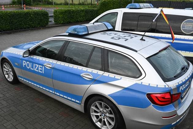 Bundespolizisten dürfen Deutschland-Flagge am Dienstfahrzeug zeigen. Das bestehende Verbot für Flaggen am Dienstfahrzeug aus Gründen der Neutralität wurde auf Bitten der Bundesinnenministerin für die Bundespolizei ausgesetzt. Der Erlass gilt aber nur für den Zeitraum der EM und nur für Deutschlandflaggen. Bunde Niedersachsen Deutschland