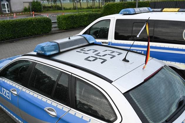 Bundespolizisten dürfen Deutschland-Flagge am Dienstfahrzeug zeigen. Das bestehende Verbot für Flaggen am Dienstfahrzeug aus Gründen der Neutralität wurde auf Bitten der Bundesinnenministerin für die Bundespolizei ausgesetzt. Der Erlass gilt aber nur für den Zeitraum der EM und nur für Deutschlandflaggen. Bunde Niedersachsen Deutschland