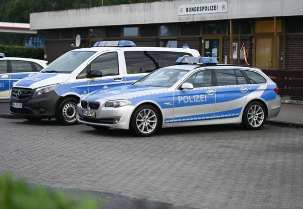 Bundespolizisten dürfen Deutschland-Flagge am Dienstfahrzeug zeigen. Das bestehende Verbot für Flaggen am Dienstfahrzeug aus Gründen der Neutralität wurde auf Bitten der Bundesinnenministerin für die Bundespolizei ausgesetzt. Der Erlass gilt aber nur für den Zeitraum der EM und nur für Deutschlandflaggen. Bunde Niedersachsen Deutschland