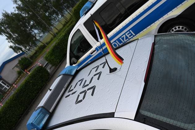 Bundespolizisten dürfen Deutschland-Flagge am Dienstfahrzeug zeigen. Das bestehende Verbot für Flaggen am Dienstfahrzeug aus Gründen der Neutralität wurde auf Bitten der Bundesinnenministerin für die Bundespolizei ausgesetzt. Der Erlass gilt aber nur für den Zeitraum der EM und nur für Deutschlandflaggen. Bunde Niedersachsen Deutschland