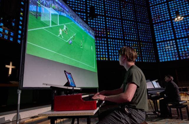 Die Kaiser-Wilhelm-Gedaechtniskirche in Berlin hat zum Eroeffnungsspiel der Fussball-EM Deutschland gegen Schottland am Freitag (14.06.2024) zum Public Viewing mit einem Orgel-Klavierduell eingeladen. Die Musiker Sebastian Heindl (Foto li.) und Jack Day (Foto re.) vertraten jeweils eine Mannschaft und begleiteten den aus Muenchen uebertragenen Spielverlauf live auf der Orgel und am Klavier. Waehrend der Fussball-Europameisterschaft veranstaltet die Kaiser-Wilhelm-Gedaechtniskirche bis 14. Juli ein eigenes Programm unter der Ueberschrift Willkommen im Blau . Unter dem Titel Anstoss! sollen auch die Mittagsgebete von Montag bis Freitag um 13 Uhr einen Bezug zum Fussball haben. Die Pfarrerinnen Kathrin Oxen und Sarah-Magdalena Kingreen werd Copyright: epd-bild ChristianxDitsch epd-Orgel-Klavierduell1