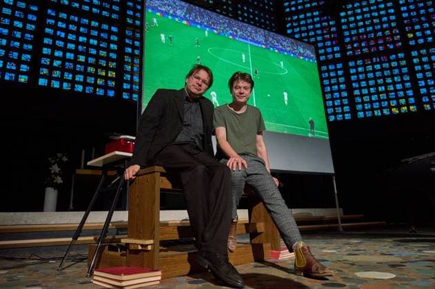 Die Kaiser-Wilhelm-Gedaechtniskirche in Berlin hat zum Eroeffnungsspiel der Fussball-EM Deutschland gegen Schottland am Freitag (14.06.2024) zum Public Viewing mit einem Orgel-Klavierduell eingeladen. Die Musiker Sebastian Heindl (Foto re.) und Jack Day (Foto li.) vertraten jeweils eine Mannschaft und begleiteten den aus Muenchen uebertragenen Spielverlauf live auf der Orgel und am Klavier. Waehrend der Fussball-Europameisterschaft veranstaltet die Kaiser-Wilhelm-Gedaechtniskirche bis 14. Juli ein eigenes Programm unter der Ueberschrift Willkommen im Blau . Unter dem Titel Anstoss! sollen auch die Mittagsgebete von Montag bis Freitag um 13 Uhr einen Bezug zum Fussball haben. Die Pfarrerinnen Kathrin Oxen und Sarah-Magdalena Kingreen werd Copyright: epd-bild ChristianxDitsch epd-Orgel-Klavierduell5