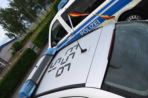 Bundespolizisten dürfen Deutschland-Flagge am Dienstfahrzeug zeigen. Das bestehende Verbot für Flaggen am Dienstfahrzeug aus Gründen der Neutralität wurde auf Bitten der Bundesinnenministerin für die Bundespolizei ausgesetzt. Der Erlass gilt aber nur für den Zeitraum der EM und nur für Deutschlandflaggen. Bunde Niedersachsen Deutschland