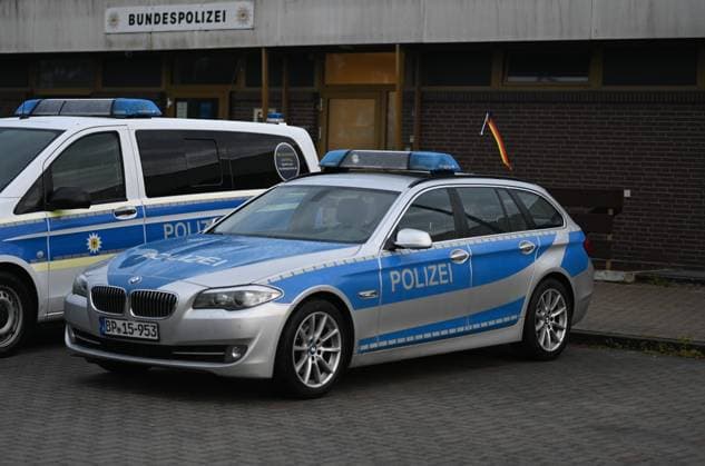 Bundespolizisten dürfen Deutschland-Flagge am Dienstfahrzeug zeigen. Das bestehende Verbot für Flaggen am Dienstfahrzeug aus Gründen der Neutralität wurde auf Bitten der Bundesinnenministerin für die Bundespolizei ausgesetzt. Der Erlass gilt aber nur für den Zeitraum der EM und nur für Deutschlandflaggen. Bunde Niedersachsen Deutschland