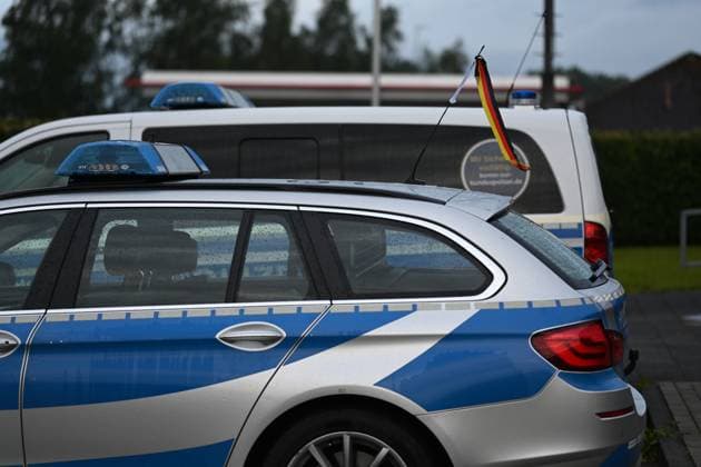 Bundespolizisten dürfen Deutschland-Flagge am Dienstfahrzeug zeigen. Das bestehende Verbot für Flaggen am Dienstfahrzeug aus Gründen der Neutralität wurde auf Bitten der Bundesinnenministerin für die Bundespolizei ausgesetzt. Der Erlass gilt aber nur für den Zeitraum der EM und nur für Deutschlandflaggen. Bunde Niedersachsen Deutschland