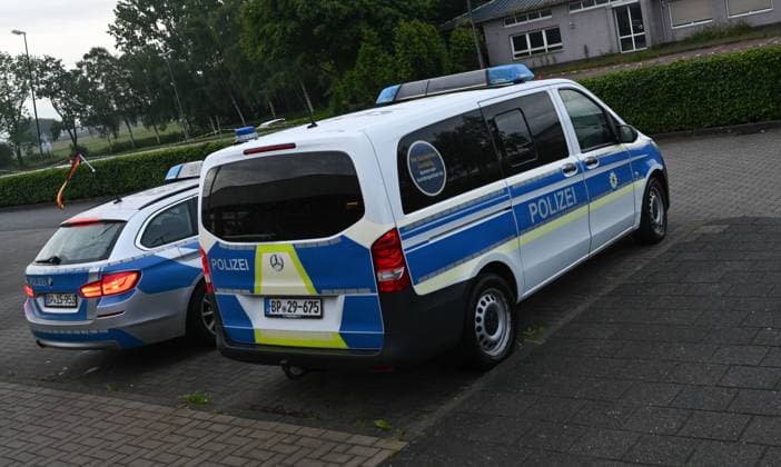 Bundespolizisten dürfen Deutschland-Flagge am Dienstfahrzeug zeigen. Das bestehende Verbot für Flaggen am Dienstfahrzeug aus Gründen der Neutralität wurde auf Bitten der Bundesinnenministerin für die Bundespolizei ausgesetzt. Der Erlass gilt aber nur für den Zeitraum der EM und nur für Deutschlandflaggen. Bunde Niedersachsen Deutschland