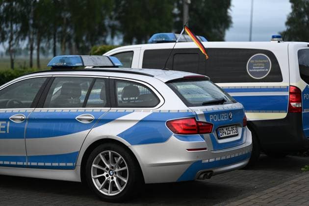 Bundespolizisten dürfen Deutschland-Flagge am Dienstfahrzeug zeigen. Das bestehende Verbot für Flaggen am Dienstfahrzeug aus Gründen der Neutralität wurde auf Bitten der Bundesinnenministerin für die Bundespolizei ausgesetzt. Der Erlass gilt aber nur für den Zeitraum der EM und nur für Deutschlandflaggen. Bunde Niedersachsen Deutschland