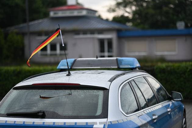 Bundespolizisten dürfen Deutschland-Flagge am Dienstfahrzeug zeigen. Das bestehende Verbot für Flaggen am Dienstfahrzeug aus Gründen der Neutralität wurde auf Bitten der Bundesinnenministerin für die Bundespolizei ausgesetzt. Der Erlass gilt aber nur für den Zeitraum der EM und nur für Deutschlandflaggen. Bunde Niedersachsen Deutschland