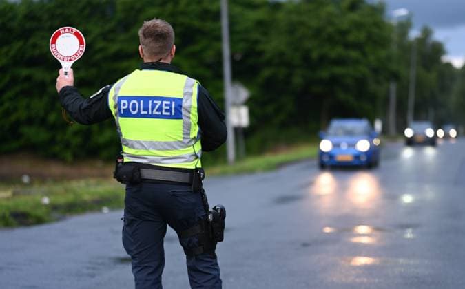 Grenzkontrolle im Anreiseverkehr zum ersten Spiel der Niederlande. Seit den Frühen Morgenstunden des 15. Juni kontrolliert die Bundespolizeidirektion Bad Bentheim am Grenzübergang Bunderneuland den Anreiseverkehr zum Länderspiel der niederländischen Nationalmannschaft. Bunde Niedersachsen Deutschland