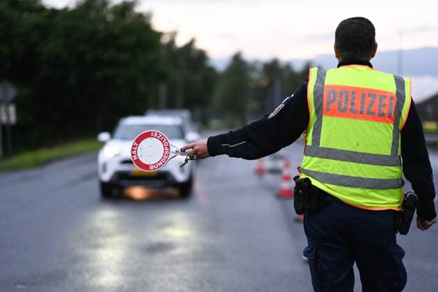 News Themen der Woche KW24 News Bilder des Tages Grenzkontrolle im Anreiseverkehr zum ersten Spiel der Niederlande. Seit den Frühen Morgenstunden des 15. Juni kontrolliert die Bundespolizeidirektion Bad Bentheim am Grenzübergang Bunderneuland den Anreiseverkehr zum Länderspiel der niederländischen Nationalmannschaft. Bunde Niedersachsen Deutschland *** Border control for traffic arriving at the Netherlands first match Since the early hours of June 15, the Bad Bentheim Federal Police Headquarters has been controlling traffic arriving at the Bunderneuland border crossing for the international match between the Dutch national team Bunde Niedersachsen Germany Copyright: xdiebildwerftx