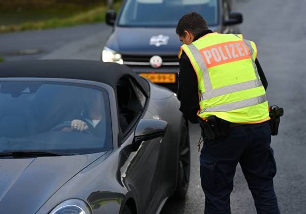 Grenzkontrolle im Anreiseverkehr zum ersten Spiel der Niederlande. Seit den Frühen Morgenstunden des 15. Juni kontrolliert die Bundespolizeidirektion Bad Bentheim am Grenzübergang Bunderneuland den Anreiseverkehr zum Länderspiel der niederländischen Nationalmannschaft. Bunde Niedersachsen Deutschland