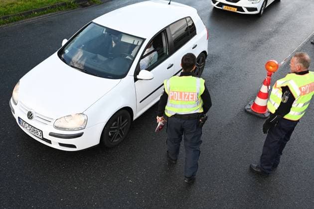 Grenzkontrolle im Anreiseverkehr zum ersten Spiel der Niederlande. Seit den Frühen Morgenstunden des 15. Juni kontrolliert die Bundespolizeidirektion Bad Bentheim am Grenzübergang Bunderneuland den Anreiseverkehr zum Länderspiel der niederländischen Nationalmannschaft. Bunde Niedersachsen Deutschland