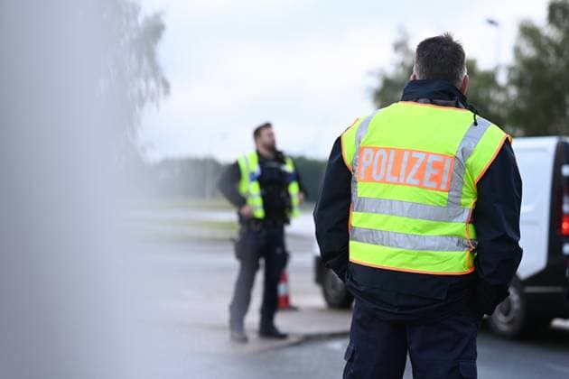 Grenzkontrolle im Anreiseverkehr zum ersten Spiel der Niederlande. Seit den Frühen Morgenstunden des 15. Juni kontrolliert die Bundespolizeidirektion Bad Bentheim am Grenzübergang Bunderneuland den Anreiseverkehr zum Länderspiel der niederländischen Nationalmannschaft. Bunde Niedersachsen Deutschland