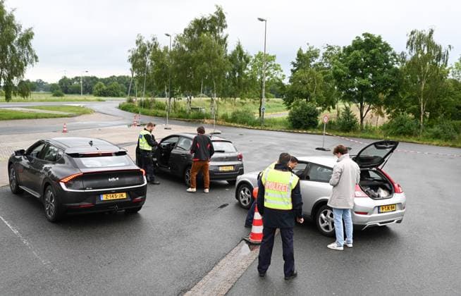 Grenzkontrolle im Anreiseverkehr zum ersten Spiel der Niederlande. Seit den Frühen Morgenstunden des 15. Juni kontrolliert die Bundespolizeidirektion Bad Bentheim am Grenzübergang Bunderneuland den Anreiseverkehr zum Länderspiel der niederländischen Nationalmannschaft. Bunde Niedersachsen Deutschland