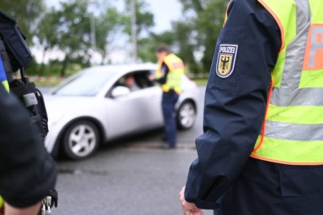 Grenzkontrolle im Anreiseverkehr zum ersten Spiel der Niederlande. Seit den Frühen Morgenstunden des 15. Juni kontrolliert die Bundespolizeidirektion Bad Bentheim am Grenzübergang Bunderneuland den Anreiseverkehr zum Länderspiel der niederländischen Nationalmannschaft. Bunde Niedersachsen Deutschland