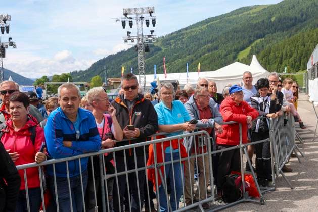 13.06.2024, Bad Kleinkircheim, AUT, Unterwegs in Kärnten, Reportage, Wenn die Musi Spielt 2024, im Bild Fans,