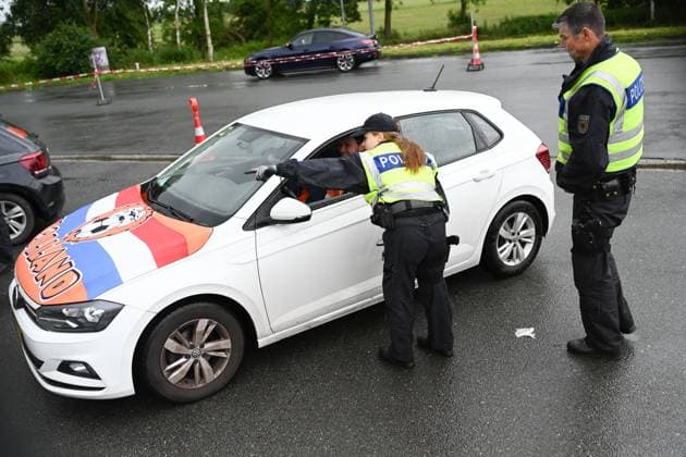 Grenzkontrolle im Anreiseverkehr zum ersten Spiel der Niederlande. Seit den Frühen Morgenstunden des 15. Juni kontrolliert die Bundespolizeidirektion Bad Bentheim am Grenzübergang Bunderneuland den Anreiseverkehr zum Länderspiel der niederländischen Nationalmannschaft. Bunde Niedersachsen Deutschland