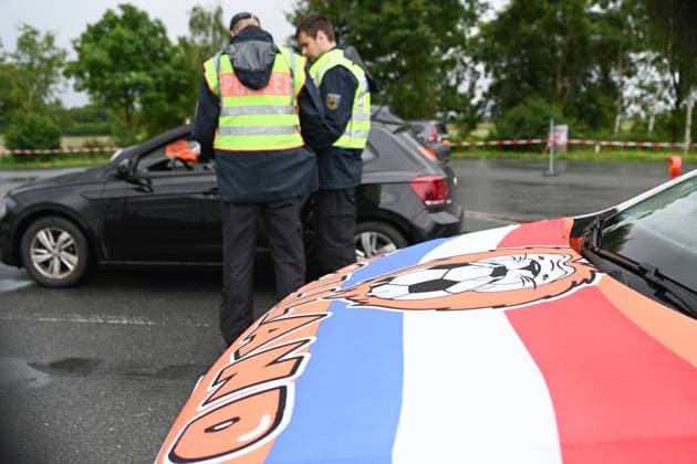 News Bilder des Tages Grenzkontrolle im Anreiseverkehr zum ersten Spiel der Niederlande. Seit den Frühen Morgenstunden des 15. Juni kontrolliert die Bundespolizeidirektion Bad Bentheim am Grenzübergang Bunderneuland den Anreiseverkehr zum Länderspiel der niederländischen Nationalmannschaft. Bunde Niedersachsen Deutschland