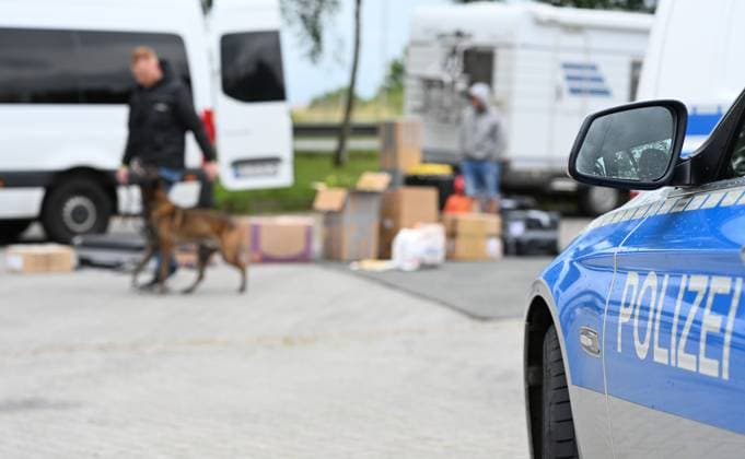 Grenzkontrolle im Anreiseverkehr zum ersten Spiel der Niederlande. Ein Spürhund schnüffelt Gepäckstücke ab. Seit den Frühen Morgenstunden des 15. Juni kontrolliert die Bundespolizeidirektion Bad Bentheim am Grenzübergang Bunderneuland den Anreiseverkehr zum Länderspiel der niederländischen Nationalmannschaft. Bunde Niedersachsen Deutschland