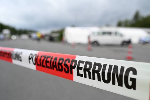 Grenzkontrolle im Anreiseverkehr zum ersten Spiel der Niederlande. Blick auf eine Polizeiabsperrung. Seit den Frühen Morgenstunden des 15. Juni kontrolliert die Bundespolizeidirektion Bad Bentheim am Grenzübergang Bunderneuland den Anreiseverkehr zum Länderspiel der niederländischen Nationalmannschaft. Bunde Niedersachsen Deutschland