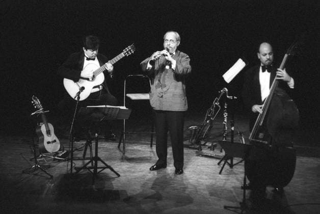 Archivbilder der Woche KW24 Giora Feidman (Mi.) mit Joseph Basar (re.) und Anthony Falanga 11 96 thg v.li.: Joe Basar, Giora Feidman und Tony Falanga am 20. November 1996 in der Stadthalle Osnabrück Argentinier argentinischer Mann Männer Musik Musiker Klarinette Klarinettist Klezmer King of König des USA US amerikanischer Bassist Gitarrist jüdische jüdisch Volksmusik Folk Weltmusik Ensemble Kontrabass Bass Gitarre argentinian american jewish musician musicians quer ganz stehend freistellbar sitzend spielend Auftritt Konzert Bühne Konzerthalle Konzerthaus sw *** Giora Feidman Mi with Joseph Basar right and Anthony Falanga 11 96 thg v li Joe Basar, Giora Feidman and Tony Falanga on November 20, 1996 in the Stadthalle Osnabrück Argentinian Argentinian