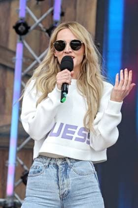ORF Wenn die Musi spielt . Sängerin Melissa Naschenweng während Proben zum Musik Open Air Wenn die Musi spielt am 14.06.2024 in Bad Kleinkirchheim. 20240615SBK0038