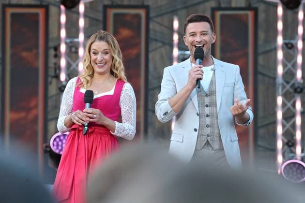 ORF Wenn die Musi spielt . Sängerin Stefanie Hertel und Moderator Marco Ventre während Proben zum Musik Open Air Wenn die Musi spielt am 14.06.2024 in Bad Kleinkirchheim. 20240615SBK0079