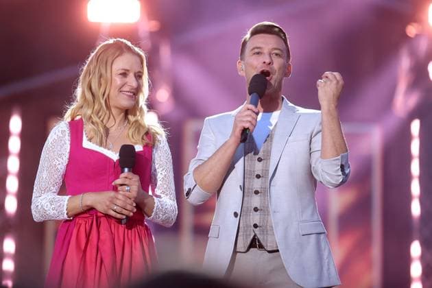 ORF Wenn die Musi spielt . Sängerin Stefanie Hertel und Moderator Marco Ventre während Proben zum Musik Open Air Wenn die Musi spielt am 14.06.2024 in Bad Kleinkirchheim. 20240615SBK0116