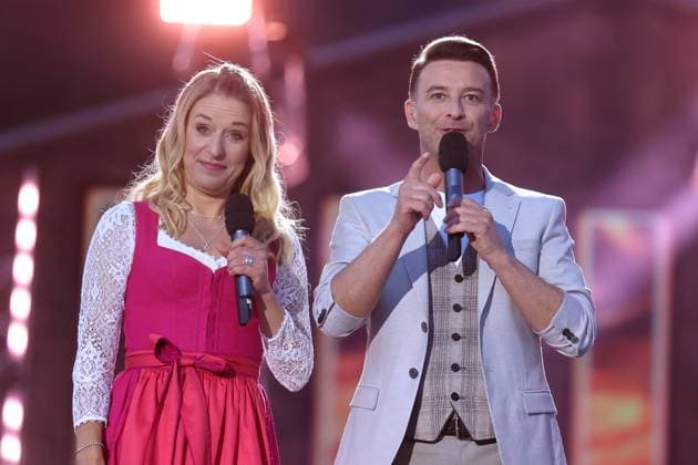 ORF Wenn die Musi spielt . Sängerin Stefanie Hertel und Moderator Marco Ventre während Proben zum Musik Open Air Wenn die Musi spielt am 14.06.2024 in Bad Kleinkirchheim. 20240615SBK0117