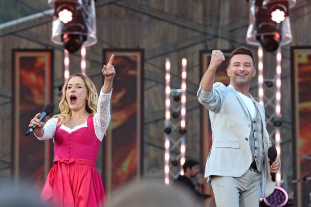 ORF Wenn die Musi spielt . Sängerin Stefanie Hertel und Moderator Marco Ventre während Proben zum Musik Open Air Wenn die Musi spielt am 14.06.2024 in Bad Kleinkirchheim. 20240615SBK0080
