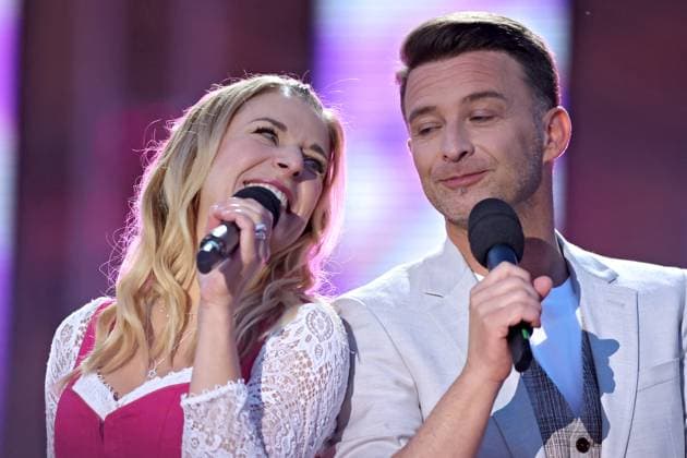 ORF Wenn die Musi spielt . Sängerin Stefanie Hertel und Moderator Marco Ventre während Proben zum Musik Open Air Wenn die Musi spielt am 14.06.2024 in Bad Kleinkirchheim. 20240615SBK0119