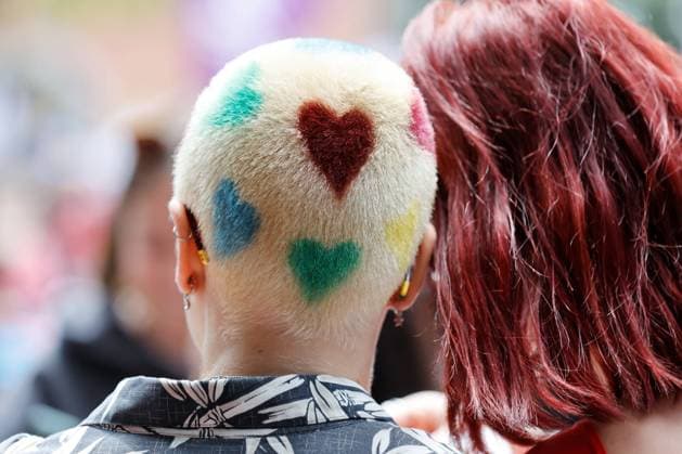 Bilder des Jahres 2024, News 06 Juni News Themen der Woche KW24 News Bilder des Tages Zürich Pride Festival Zurich Pride Festival 2024 15.06.2024 Zuerich, SCHWEIZ , Zurich Pride Festival , Teilnehmerin mit Bunten Haaren am Umzug Stadt Zuerich *** Zurich Pride Festival 2024 15 06 2024 Zurich, SWITZERLAND , Zurich Pride Festival , Participant with colorful hair at the parade City of Zurich 