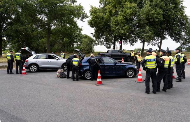 News Bilder des Tages Fussball EM 2024 Kontrolle von Fussballfans an der Niederländischen Grenze Fussball Europameisterschaft 2024. Bundespolizei und Grenzschutz kontrollieren auf der A40 bei Straelen die Fussballfans auf ihrer Einreise nach Deutschland. Viele Fans aus verschiedenen Ländern werden in Nordrhein Westfalen erwartet. Straelen Wachtendonk Deutschland Nordrhein-Westfalen NRW