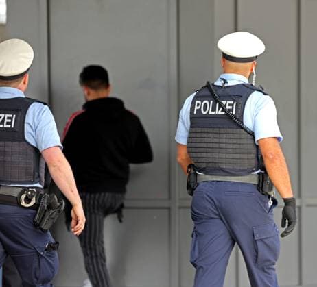 Bundespolizei während der EM an Bahnhöfen Streife der Bundespolizei auf dem Essener Hauptbahnhof zur Sicherheit und Kontrolle während der Fußballeuropameisterschaft 2024. Ab Essen finden zahlreiche Fahrten zu den Stadien in Gelsenkirchen und Dortmund statt. Essen Nordrhein-Westfalen Deutschland Hauptbahnhof