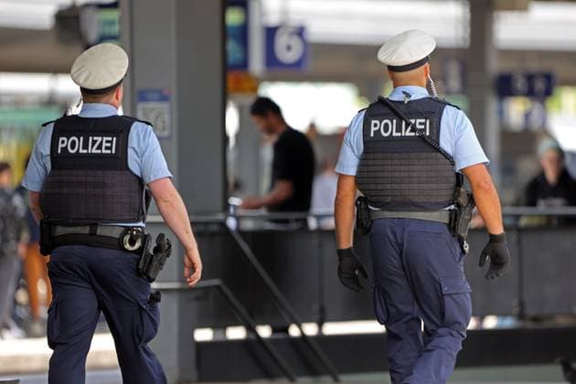 Bundespolizei während der EM an Bahnhöfen Streife der Bundespolizei auf dem Essener Hauptbahnhof zur Sicherheit und Kontrolle während der Fußballeuropameisterschaft 2024. Ab Essen finden zahlreiche Fahrten zu den Stadien in Gelsenkirchen und Dortmund statt. Essen Nordrhein-Westfalen Deutschland Hauptbahnhof