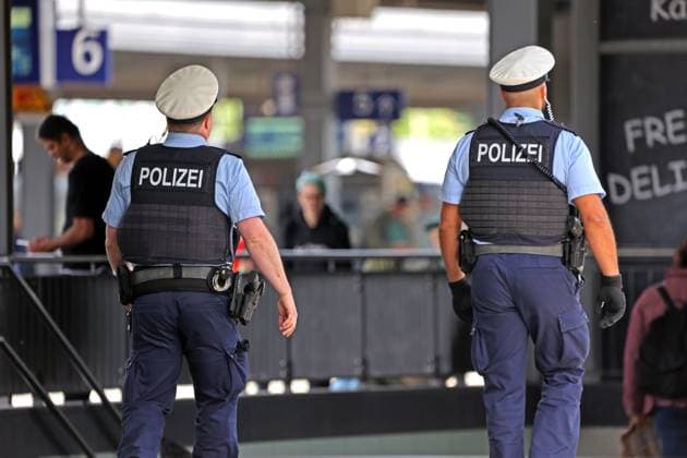 Bundespolizei während der EM an Bahnhöfen Streife der Bundespolizei auf dem Essener Hauptbahnhof zur Sicherheit und Kontrolle während der Fußballeuropameisterschaft 2024. Ab Essen finden zahlreiche Fahrten zu den Stadien in Gelsenkirchen und Dortmund statt. Essen Nordrhein-Westfalen Deutschland Hauptbahnhof
