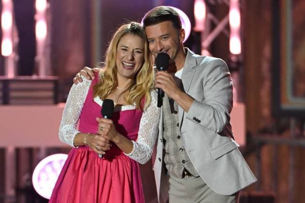 Entertainment Bilder des Tages 15.06.2024 - Bad Kleinkirchheim St. Oswald am Hoferriegel in Österreich (AUT) - Wenn die Musi spielt Open Air 2024 - Stefanie Hertel und Marco Ventre,