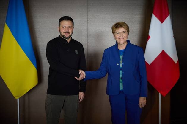 News Themen der Woche KW24 News Bilder des Tages Praesident Wolodymyr Selenskyj beim Ukraine-Friedensgipfel im Luxus-Resort Buergenstock am Vierwaldstaetter See am 15.06.2024 - hier mit Bundespraesidentin Viola Amherd. Working Visit of the President of Ukraine to Switzerland to Participate in the Peace Summit. Foto:The Presidential Office of Ukraine via *** President Volodymyr Selenskyj at the Ukraine Peace Summit at the luxury resort Buergenstock on Lake Lucerne on 15 06 2024 here with Federal President Viola Amherd Working Visit of the President of Ukraine to Switzerland to Participate in the Peace Summit Photo The Presidential Office of Ukraine via