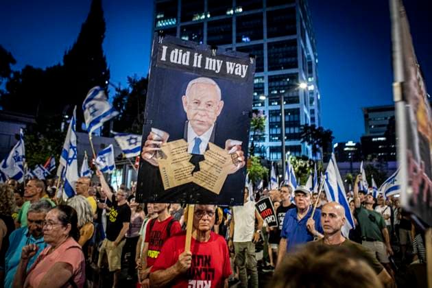 Bilder des Jahres 2024, News 06 Juni News Themen der Woche KW24 News Bilder des Tages Anti Government Protest in Tel Aviv A protestor holds up a sign showing Israeli Prime Minister Benjamin Netanyahu tearing the Israeli declaration of independence during a demonstration in Tel Aviv, Saturday, June 15 2024. Tens of thousands of protesters gathered at dozens of locations across Israel on Saturday night calling to end the war in Gaza for a hostage deal and fresh elections just hours after news of eight Israeli soldiers that were killed in a blast in Rafah on Saturday morning. Photo by Eyal Warshavsky. Tel Aviv Israel Copyright: xEyalxWarshavskyx