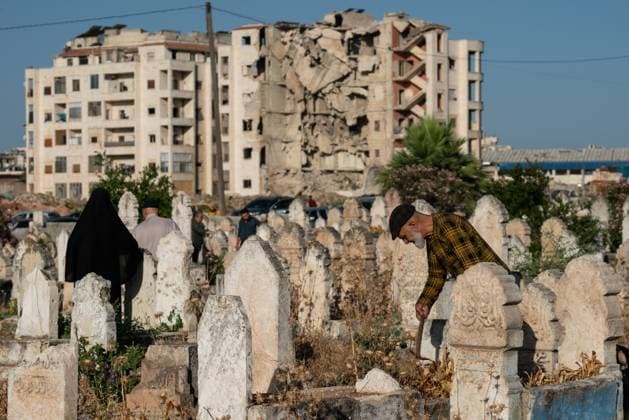 News Themen der Woche KW24 News Bilder des Tages Eid al-Adha in Idlib Syria Syrians visit the graveyard during the Eid al-Adha celebrations in Idlib, northwestern Syria, on June 16, 2024. The rebel-held Idlib is home to over three million Syrians, the majority of whom are civilians who were forcibly displaced by the attacks of Bashar al-Assad regime forces and forced to live in camps. Idlib Idlib Syria Copyright: xMoawiaxAtrashx