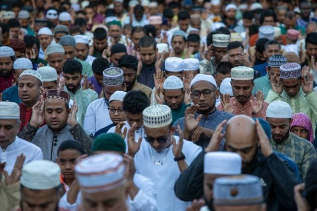 News Themen der Woche KW24 News Bilder des Tages Feast of the Lamb Prayer in Madrid, Spain - 16 Jun 2024 Dozens of Muslims seen praying during the start of Eid al-Adha. The Muslim community of Madrid has celebrated the beginning of the Eid al-Adha or Festival of Sacrifice, which this year begins this Sunday, June 16, and will end next Tuesday, June 18, with prayer on the municipal courts of the Casino de la Reina park in the Madrid neighborhood of Lavapies. Madrid Spain Copyright: xDavidxCanalesx xSOPAxImagesx DCOracionLavapies240616-15